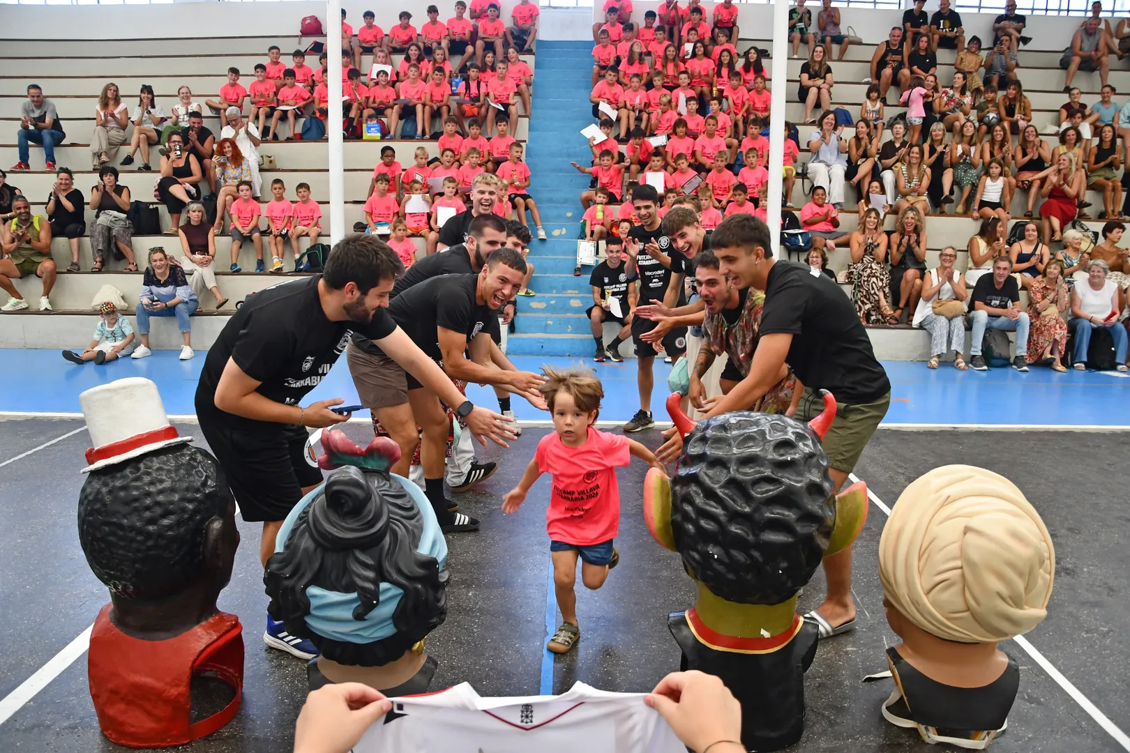 Participantes del Campus Villava durante una actividad de fútbol