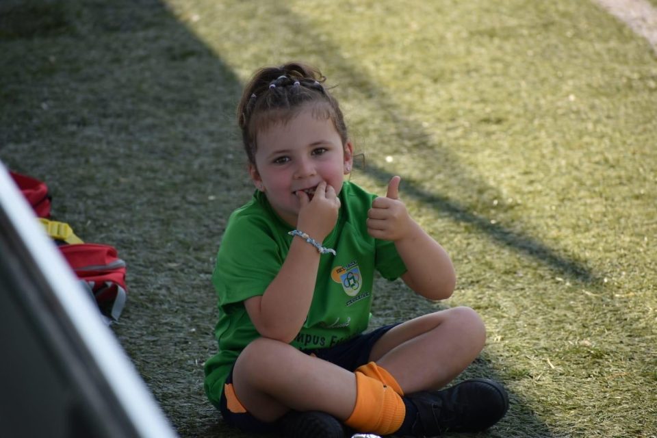 Participante del campus de fútbol descansando en el campo